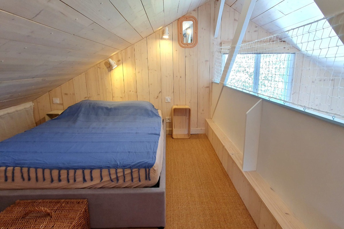 chambre en mezzanine avec 2 lits de 140x190 cm qui se fond face, séparé par un dressing sur mesure