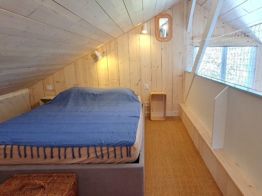 chambre en mezzanine avec 2 lits de 140x190 cm qui se fond face, séparé par un dressing sur mesure