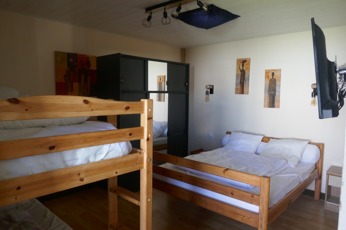 Bedroom with a 140cm bed and two 90cm bunk beds