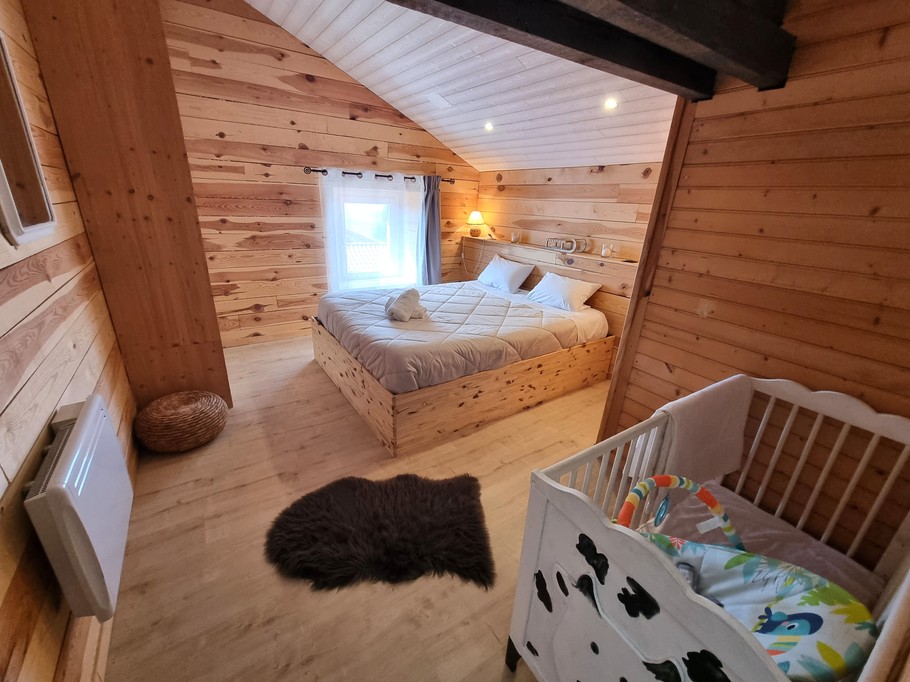Chambre 4 « Nature » : 1 lit 160 cm × 190 cm + 1 lit bébé à barreaux