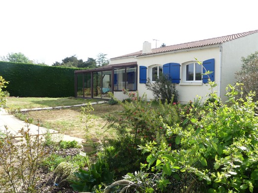 Vue de la maison depuis le jardin