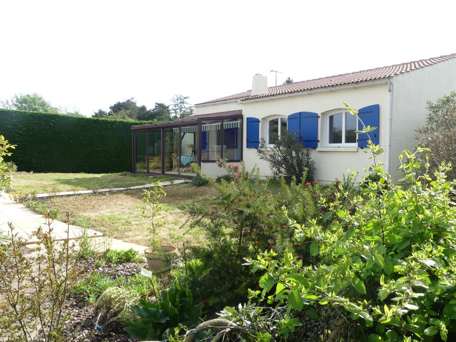 Vue de la maison depuis le jardin