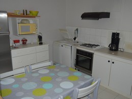 Cuisine équipée avec coin repas