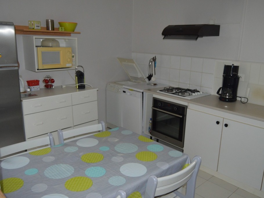 Cuisine équipée avec coin repas