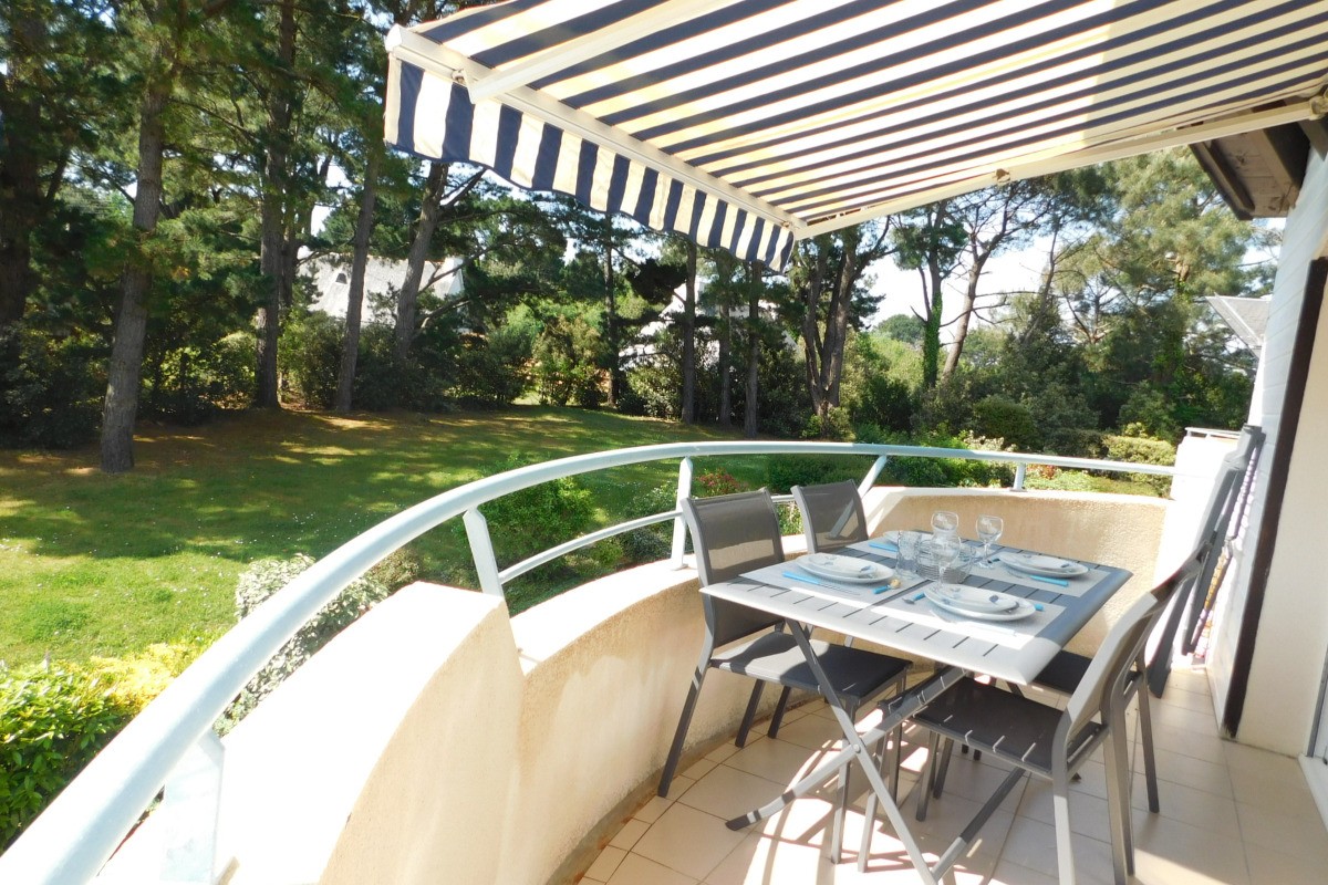 Grand balcon exposé sud sans vis à vis avec store banne et salon