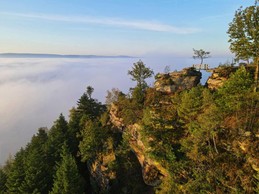 Pierre d'Appel d'Etival Clairefontaine avec mer de nuage.