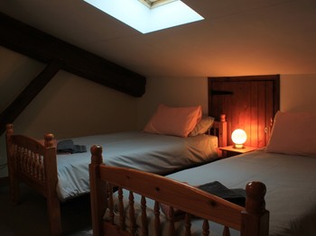 Une mezzanine complète le tout et offre deux couches supplémentaires