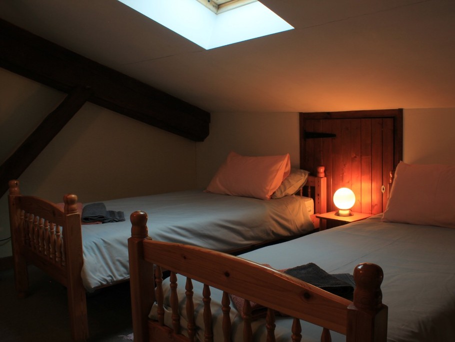 Une mezzanine complète le tout et offre deux couches supplémentaires