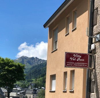 A votre arrivée, repérage de notre enseigne, stationnement gratuit et jolie vue