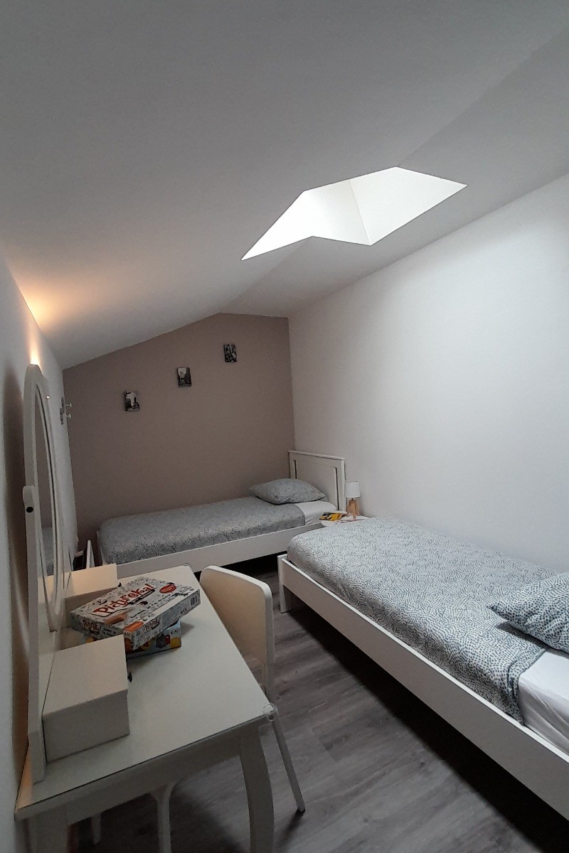 Votre chambre avec 2 lits 90/200, coiffeuse et rangement