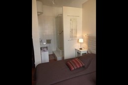 chambre avec sa salle d'eau