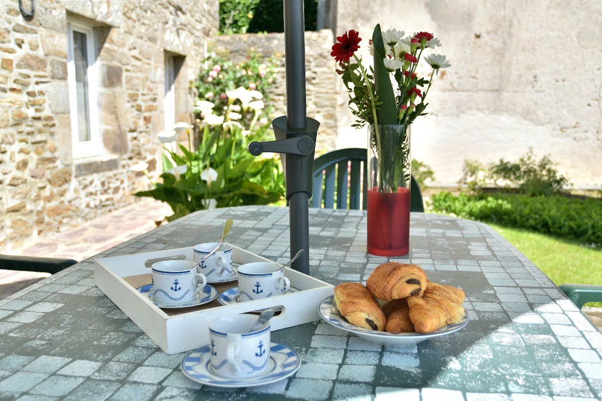 Terrasse avec mobilier de jardin et barbecue