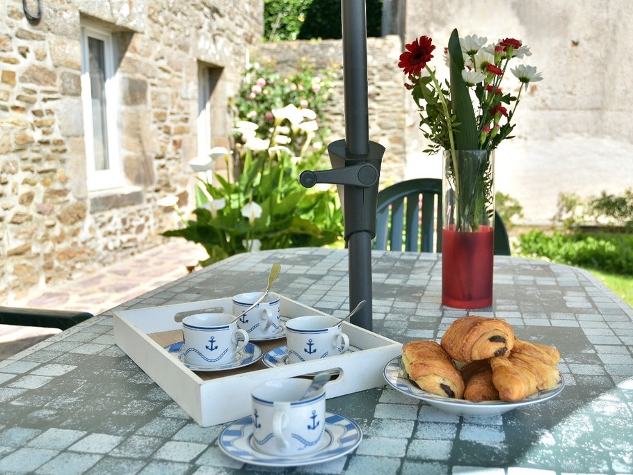 Terrasse avec mobilier de jardin et barbecue