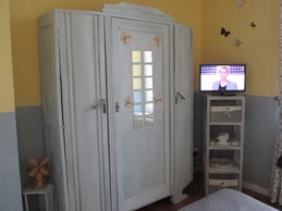 armoire et tele dans chambre