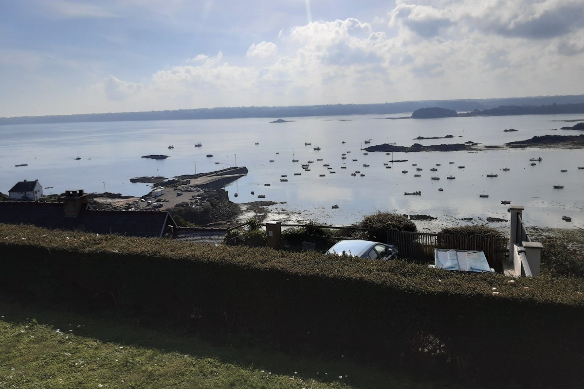 Vue du jardin sur le port de pors even