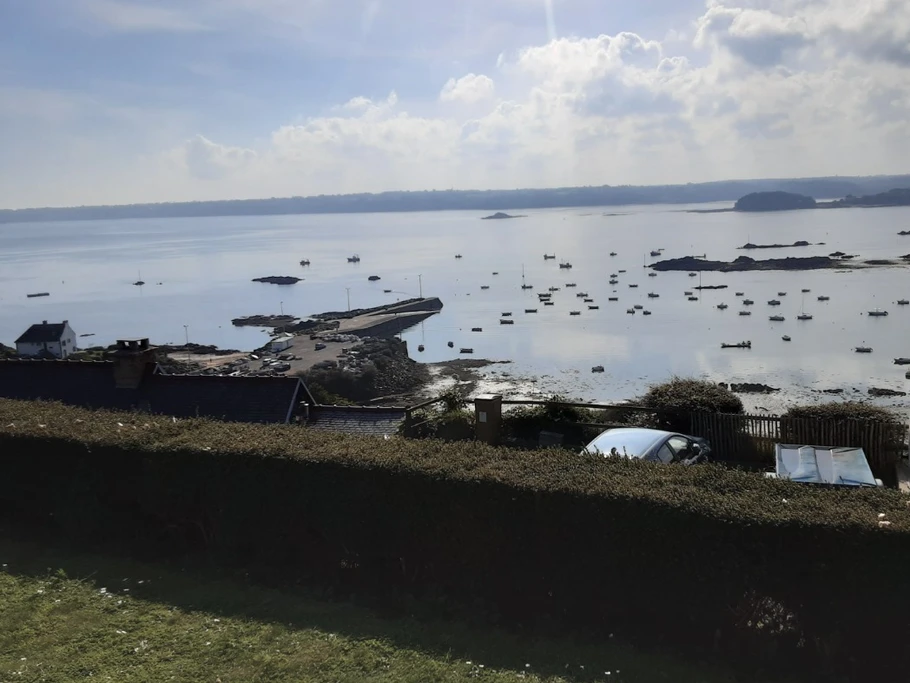 Vue du jardin sur le port de pors even