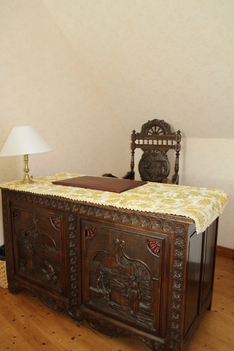 Mayline - Le bureau breton et son fauteuil de la grande chambre