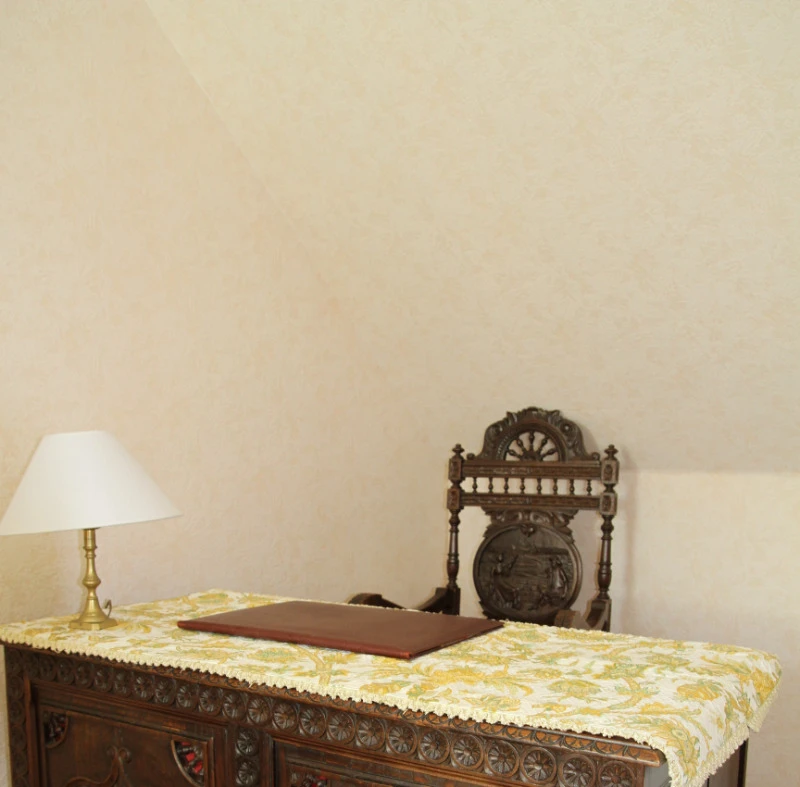 Mayline - Le bureau breton et son fauteuil de la grande chambre