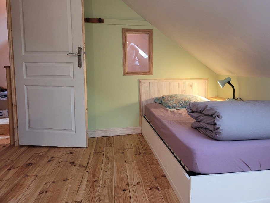 Location, Clévacances, Pommerit le Vicomte, Léger, chambre 3 de l'étage gauche, sous toit, 2 lits simples