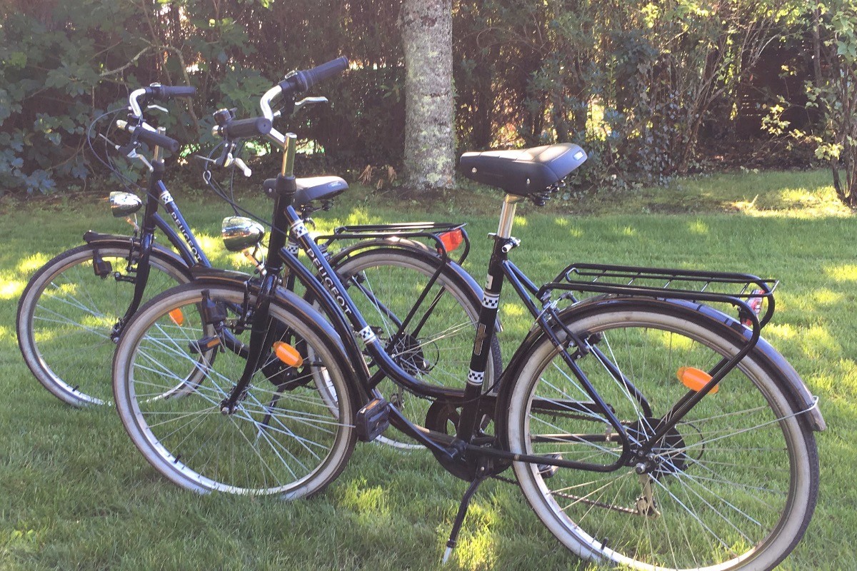 Deux vélos mis à disposition avec un cadenas pour circuler librement et différemment.