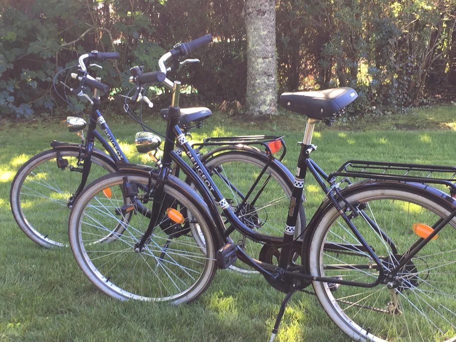 Deux vélos mis à disposition avec un cadenas pour circuler librement et différemment.