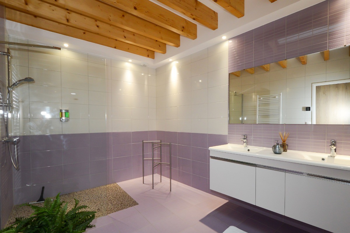 salle de bain spacieuse