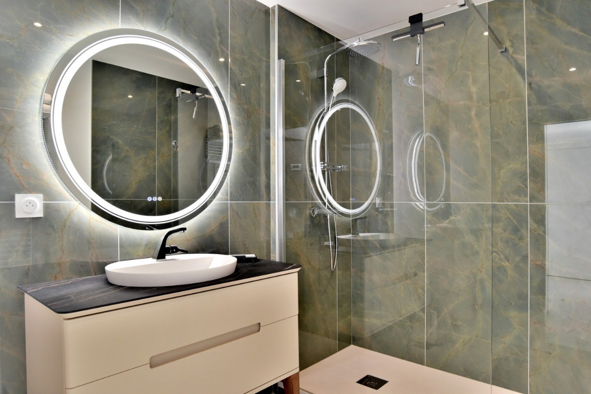 Salle d'eau spacieuse  avec meuble vasque et douche thermostatique grande dimension. WC séparé.