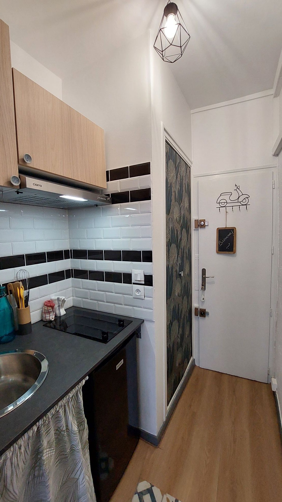 Studio lumineux avec sa kitchenette pour 2 personnes de 33 m² au 1er étage, Centre ville de La Rochelle, Charente maritime
