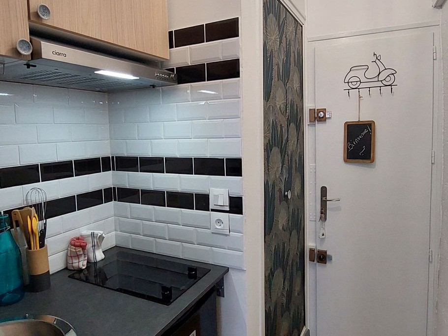 Studio lumineux avec sa kitchenette pour 2 personnes de 33 m² au 1er étage, Centre ville de La Rochelle, Charente maritime