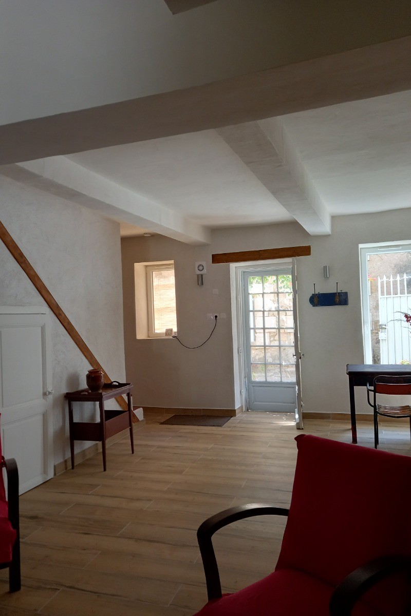 Le séjour - à droite coin bureau, à gauche vers l'escalier