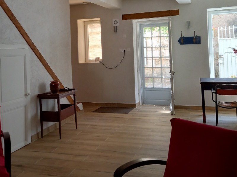 Le séjour - à droite coin bureau, à gauche vers l'escalier