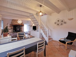 Pièce de vie lumineuse et spacieuse avec salon et séjour