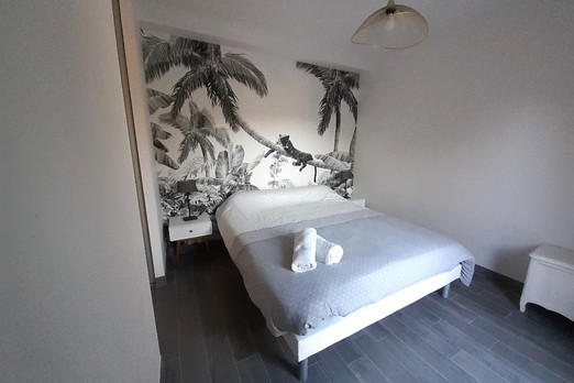 Chambre lumineuse pour 2 personnes (lit 160x200 cm) avec terrasse attenante. Dressing, TV, bouilloire, douche à l'italienne, WC séparé.
Dressing, bouilloire, douche à l'italienne, WC séparé.
Salle petit-déjeuner avec vue sur la Rance et possibilité de prendre le petit-déjeuner sur la terrasse à la belle saison.