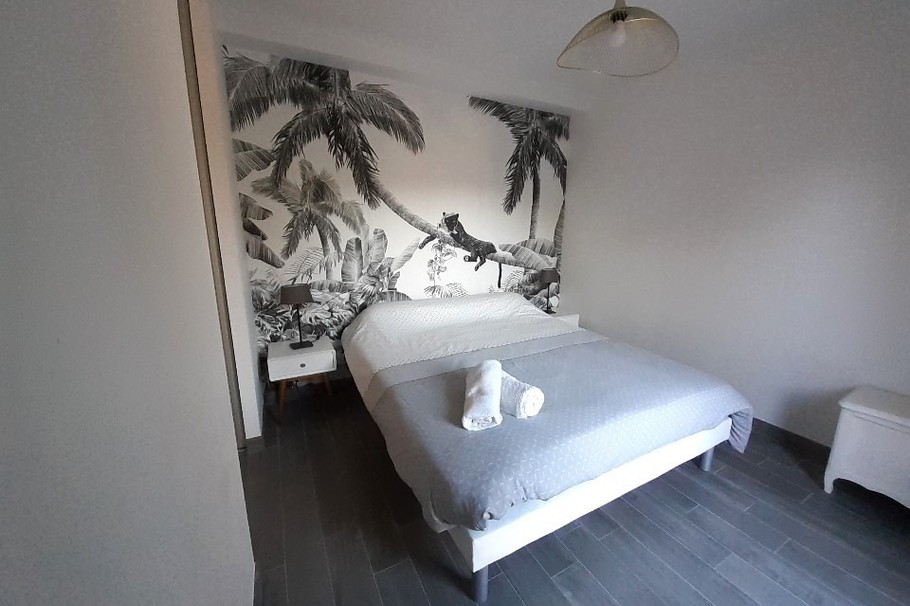 Chambre lumineuse pour 2 personnes (lit 160x200 cm) avec terrasse attenante. Dressing, TV, bouilloire, douche à l'italienne, WC séparé.
Dressing, bouilloire, douche à l'italienne, WC séparé.
Salle petit-déjeuner avec vue sur la Rance et possibilité de prendre le petit-déjeuner sur la terrasse à la belle saison.