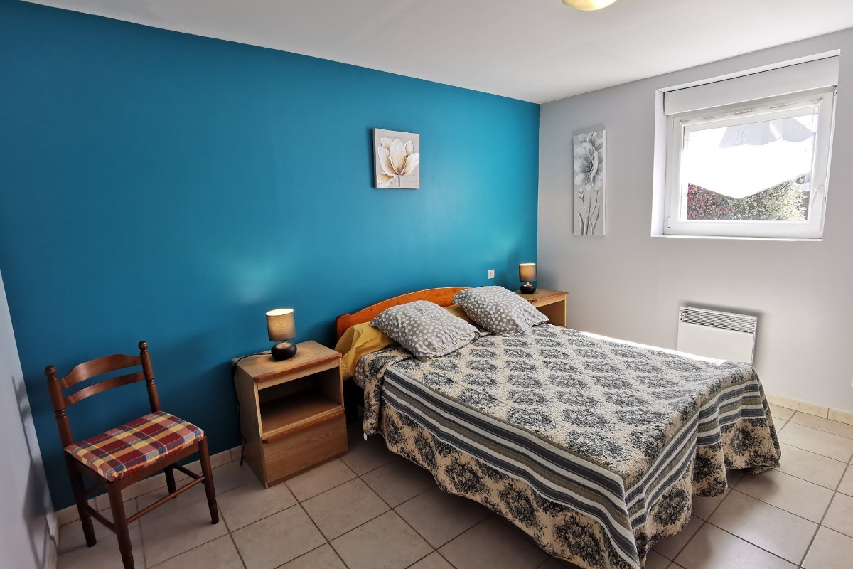 Une chambre avec un lit de 140