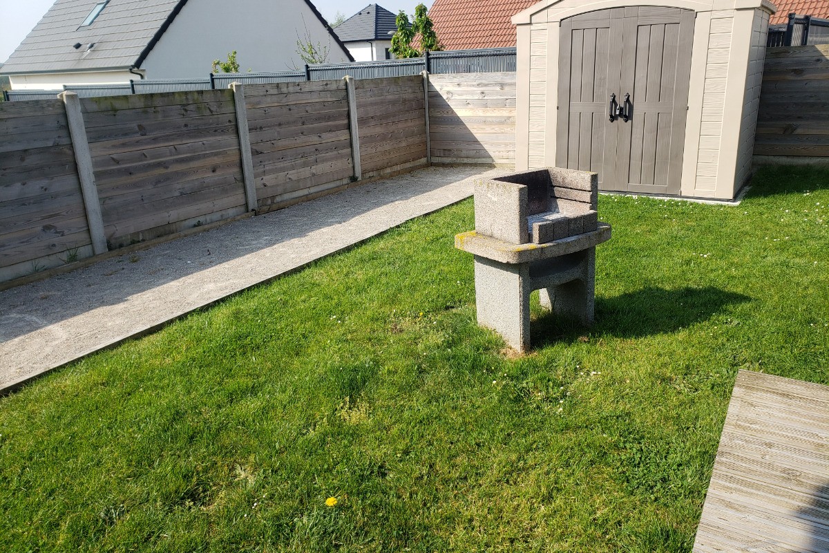 terrain de petanque et barbecue