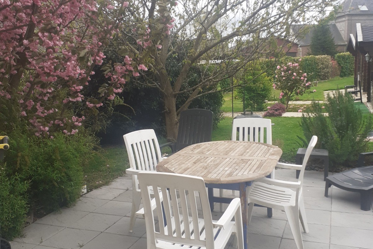 terrasse permettant de manger dehors, barbecue, 2 chaises longues