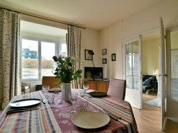 Séjour lumineux. Salon dans la pièce attenante.