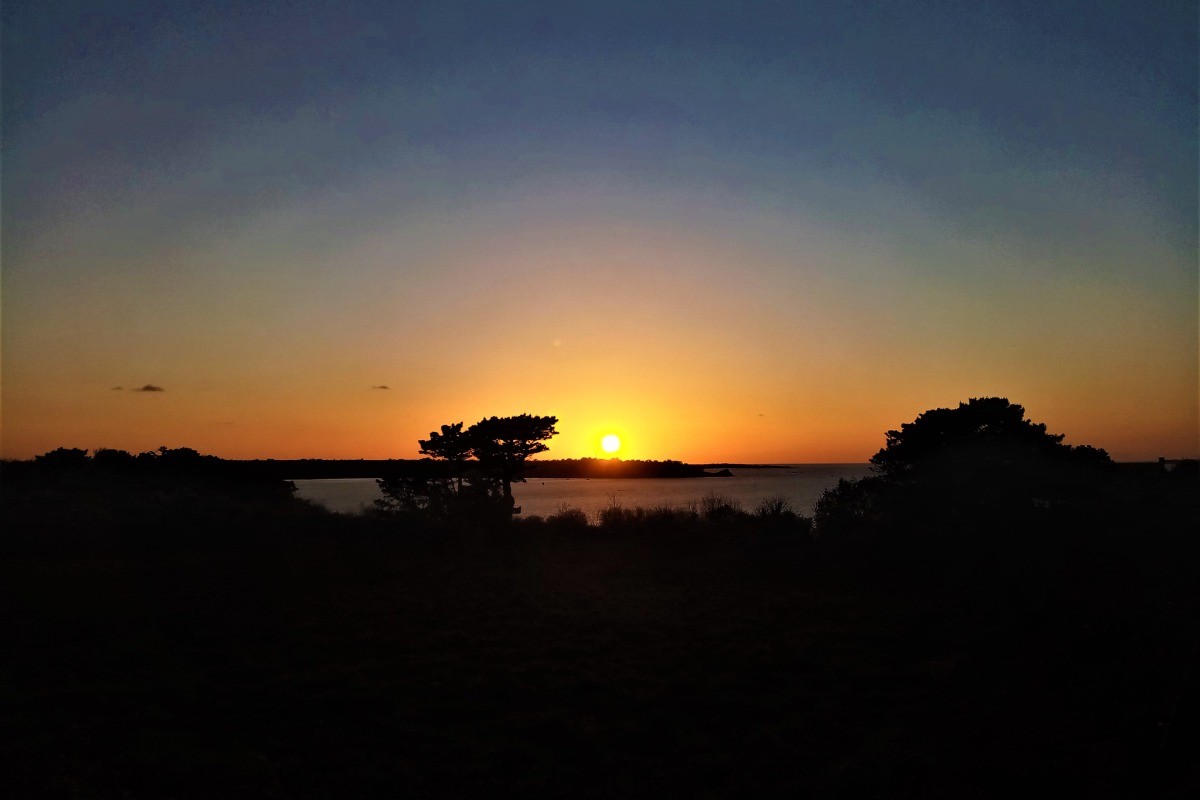Vue de la maison sur la mer et les couchers de soleil