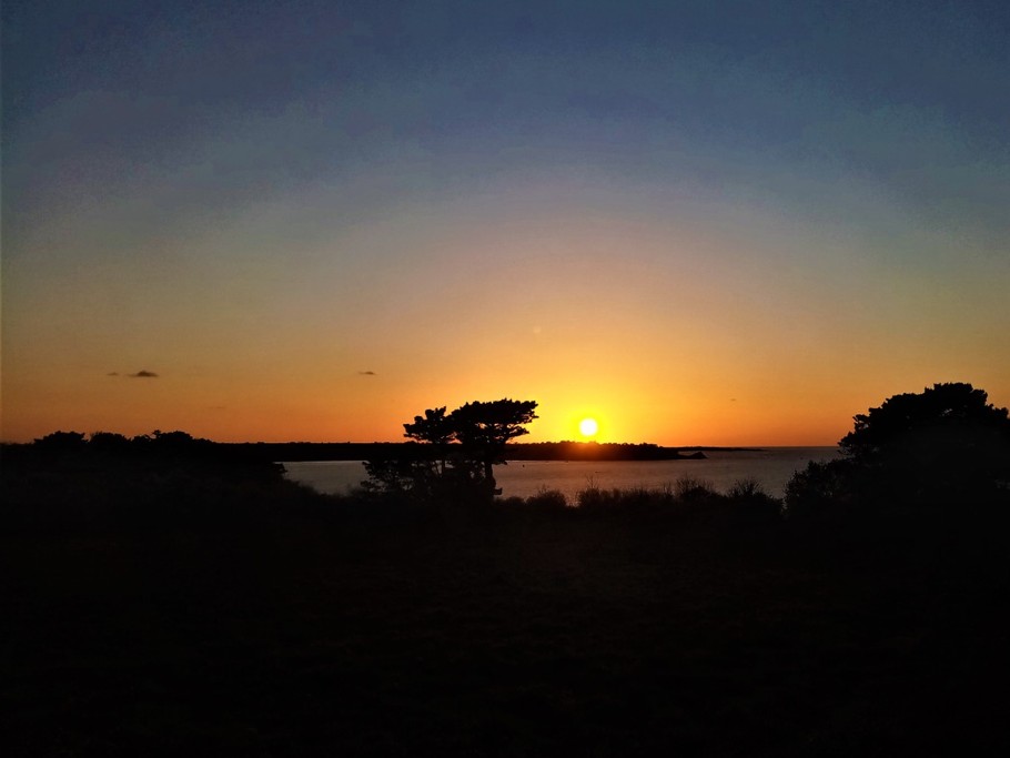 Vue de la maison sur la mer et les couchers de soleil
