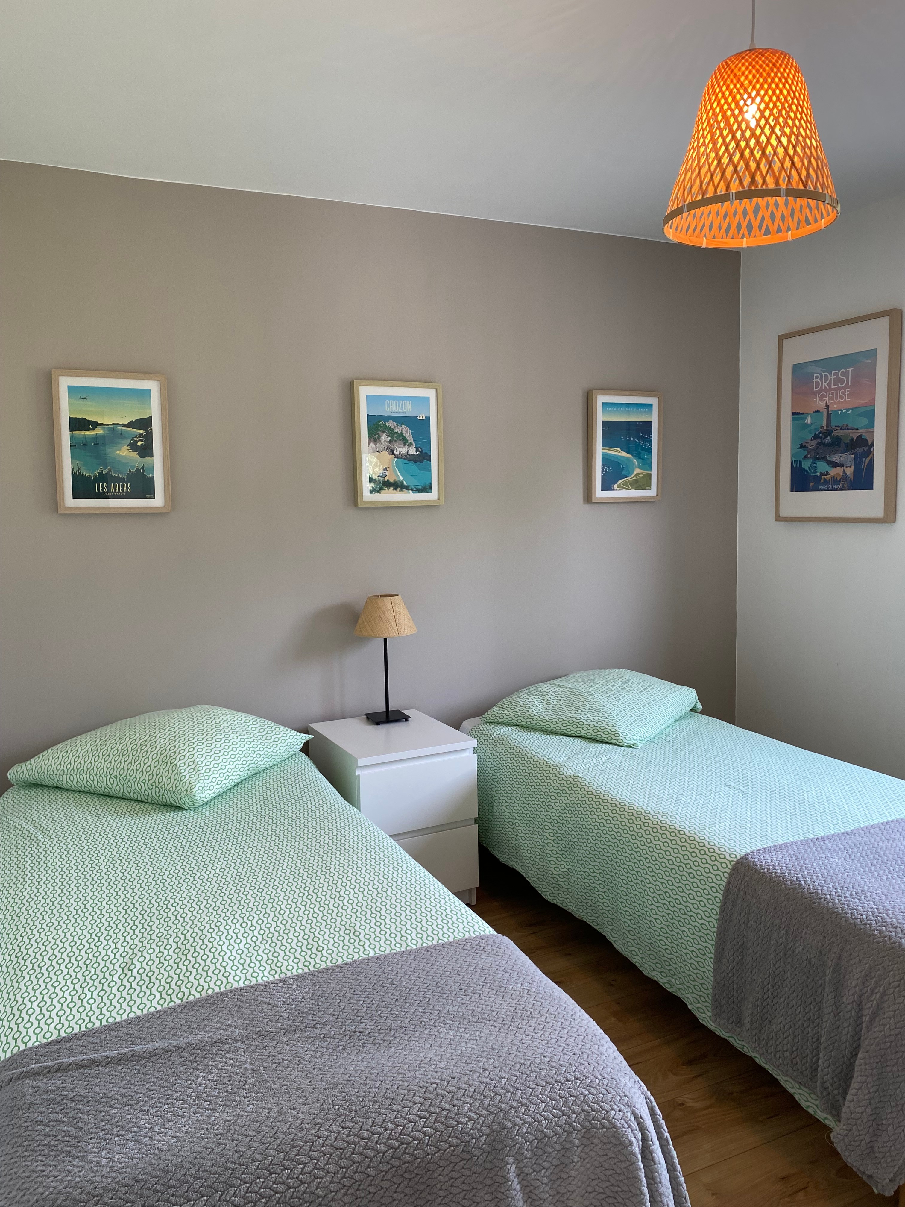 room with 2 single beds