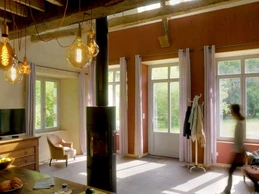 Pièce de vie en rez-de-jardin équipée d'un poêle à bois, avec espace salon, espace séjour et espace cuisine parfaitement équipée. Vaisselle haut de gamme fabriquée en France et électroménager de très bonne qualité.