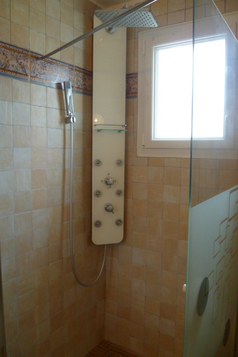Salle d'eau attenante à la chambre au RDC