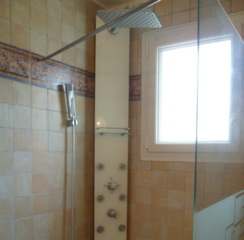 Salle d'eau attenante à la chambre au RDC