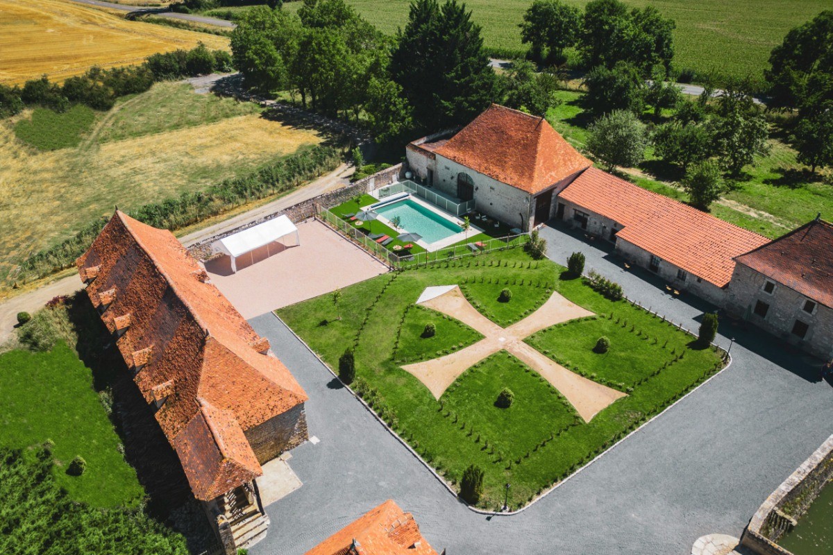 Esplanade - Château de la Mothe - VICQ