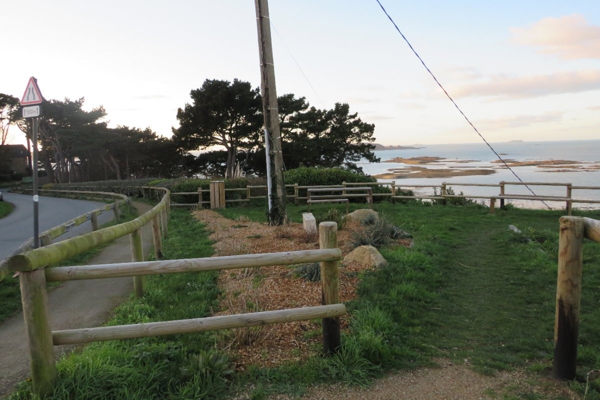 sentier piéton accédant à la plage