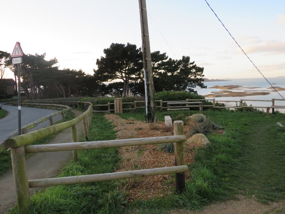 sentier piéton accédant à la plage