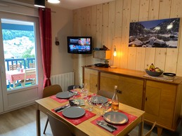 Salon / Salle à manger donnant sur la terrasse. Wifi, Smart TV connectée (Netflix, vidéothèque, Youtube...)