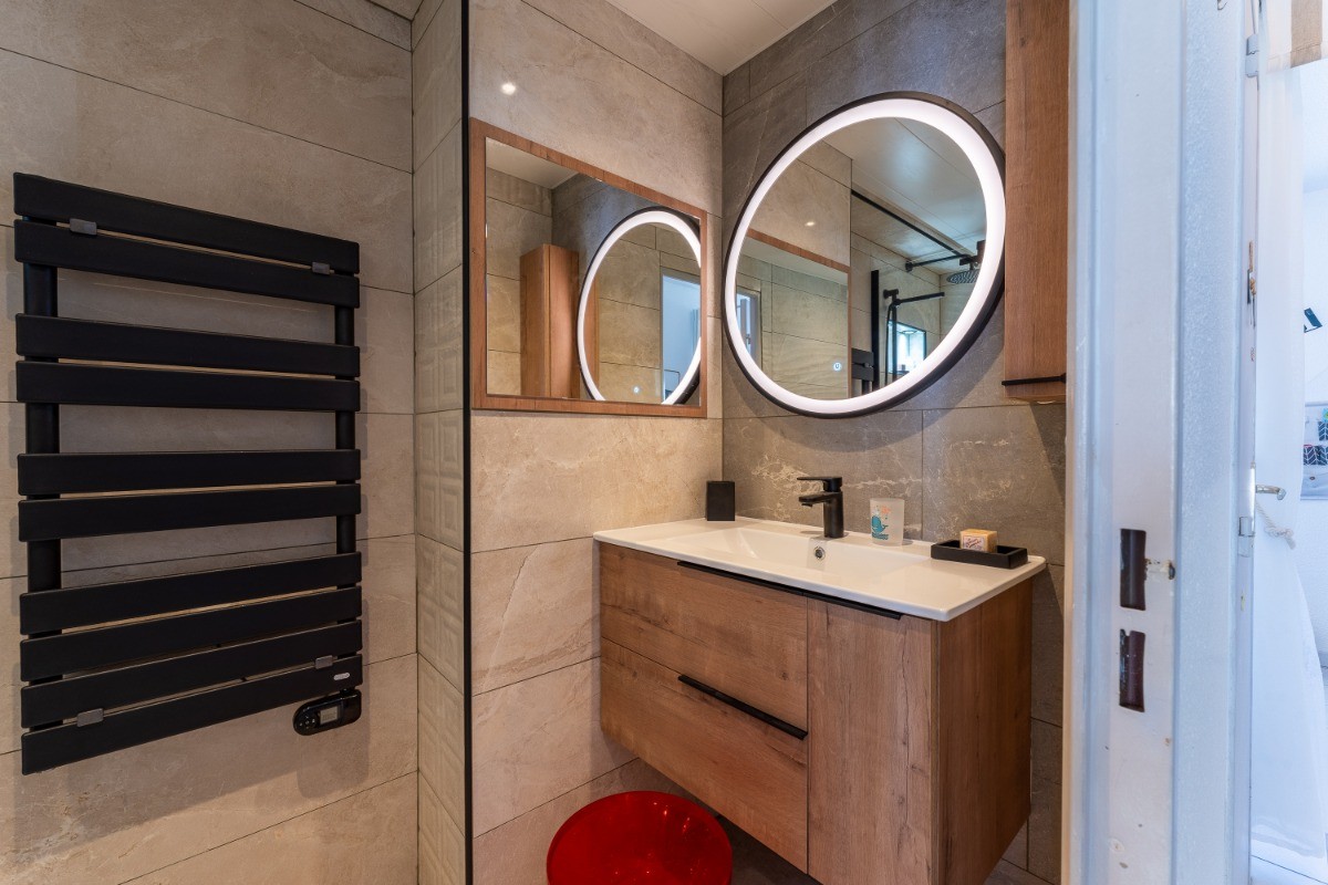 Nouvelle Salle de Bain, avec meuble suspendu... miroirs, seèche-serviettes + Plancher chauffant !
