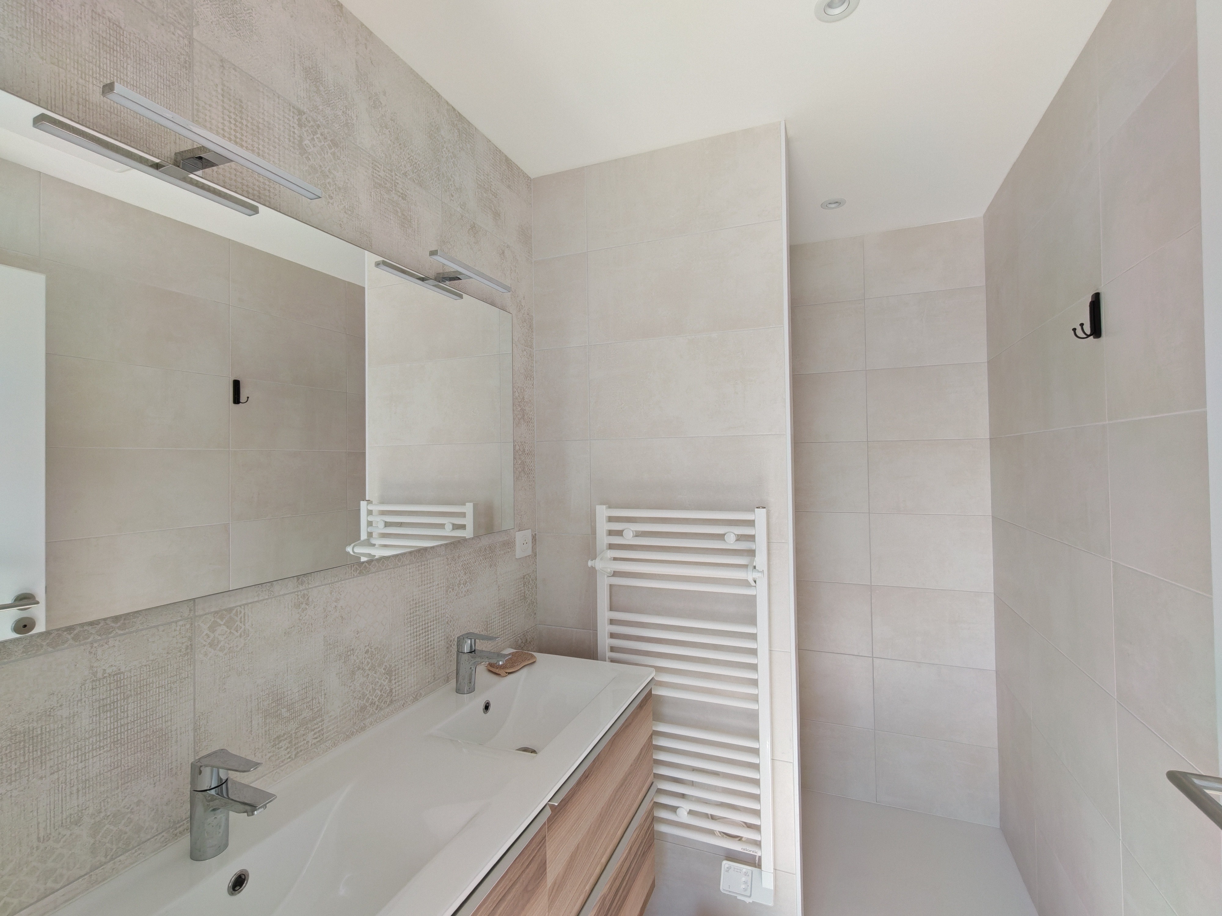 Shower room - left-hand night section